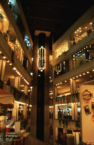 Ägypten 1999 (541) Kairo: Shopping Center • <a style="font-size:0.8em;" href="http://www.flickr.com/photos/69570948@N04/31556595175/" target="_blank">Auf Flickr ansehen</a>