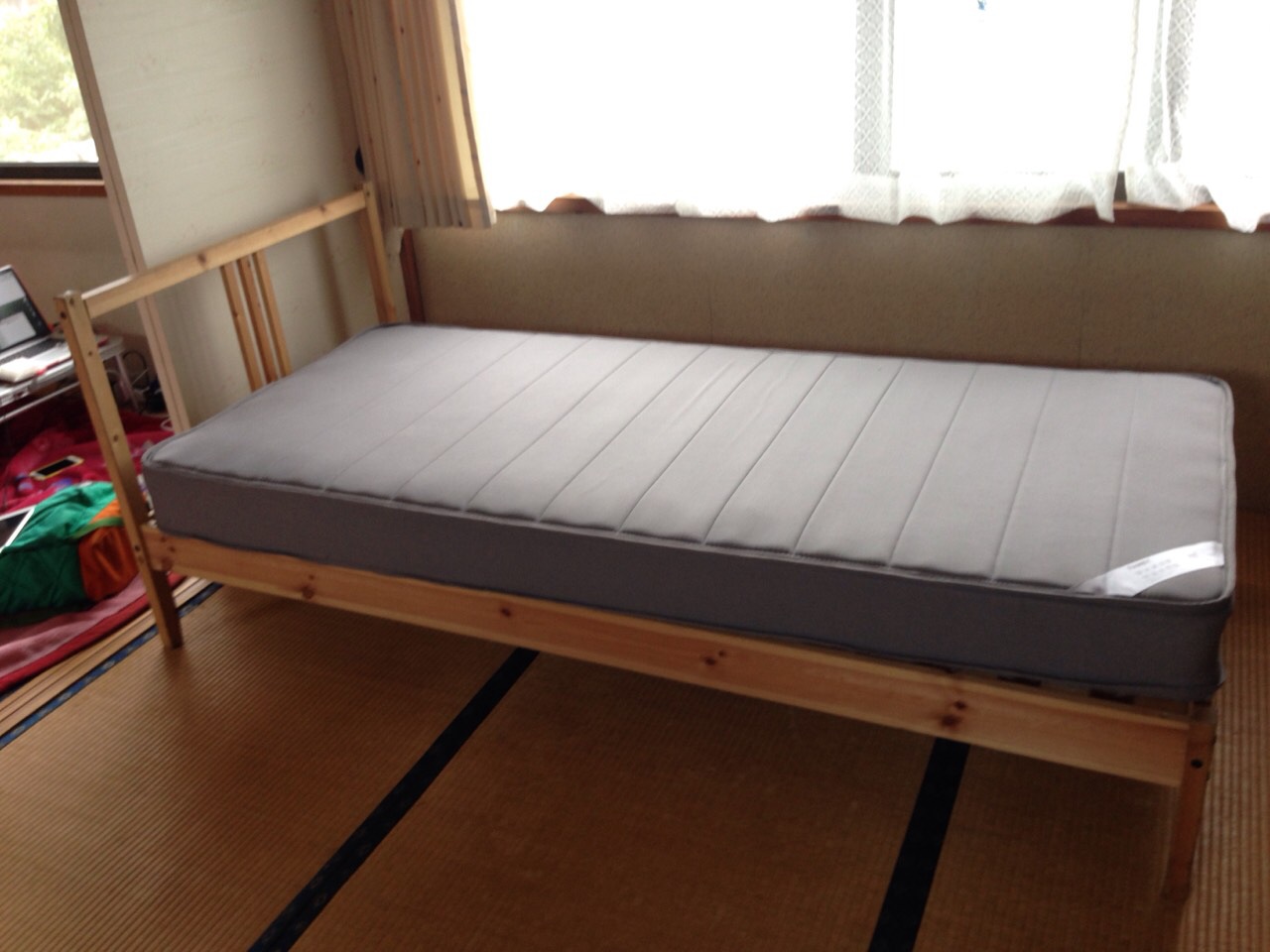 IKEAナチュラル色ベッドです。