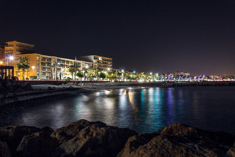 cagnes sur mer by night<br/>© <a href="https://flickr.com/people/87607776@N03" target="_blank" rel="nofollow">87607776@N03</a> (<a href="https://flickr.com/photo.gne?id=31504800271" target="_blank" rel="nofollow">Flickr</a>)