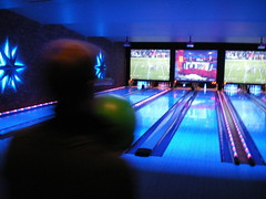 Anglų lietuvių žodynas. Žodis bowling reiškia n  boulingas (žaidimas, panašus į kėglius); to go bowling žaisti boulingą lietuviškai.