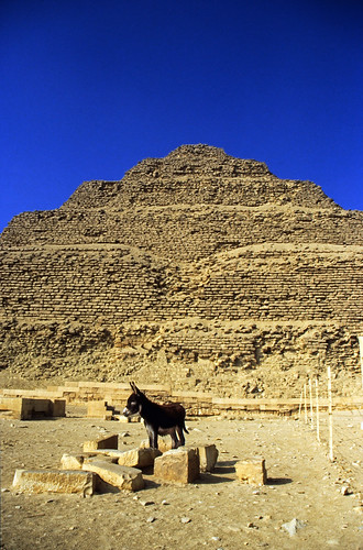 Ägypten 1999 (567) Kairo: Djoser-Pyramide, Sakkara • <a style="font-size:0.8em;" href="http://www.flickr.com/photos/69570948@N04/31520804470/" target="_blank">Auf Flickr ansehen</a>