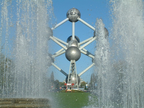 Atomium behind the fountains