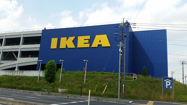 「IKEA」を目指します。線路沿いを真っ...
