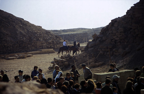 Ägypten 1999 (581) Kairo: Djoser-Pyramide, Sakkara • <a style="font-size:0.8em;" href="http://www.flickr.com/photos/69570948@N04/31101151564/" target="_blank">Auf Flickr ansehen</a>