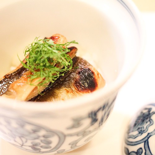 HIROSAKU ?? Ђ | TOKYO Muy buen bocado ?ste de sardina seca ahumada sobre arroz glutinoso. #instatr