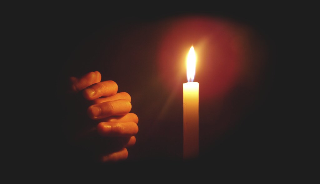 Afbeeldingsresultaat voor Beautiful lonely candle in the dark