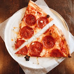 Anglų lietuvių žodynas. Žodis pepperoni pizza reiškia pepperoni pica lietuviškai.