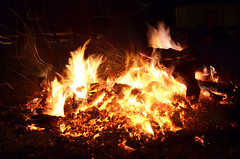 Anglų lietuvių žodynas. Žodis bonfires reiškia laužai lietuviškai.