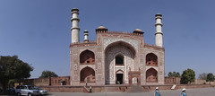 Entrance to the Sikandra complex in Agra