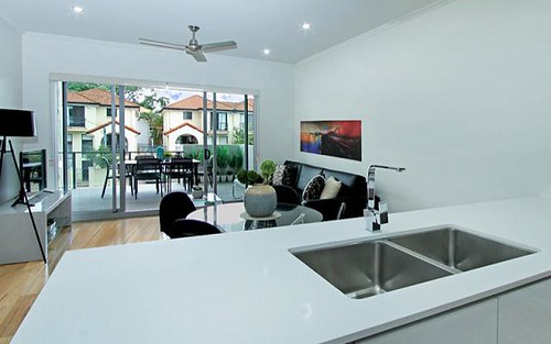 1/2 Laurence Street, St Lucia QLD