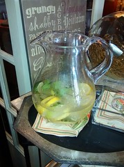 Anglų lietuvių žodynas. Žodis lemonade reiškia n limonadas lietuviškai.