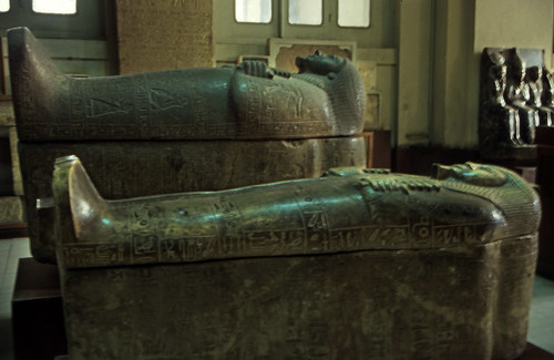 Ägypten 1999 (605) Kairo: Sarkophage, Ägyptisches Museum • <a style="font-size:0.8em;" href="http://www.flickr.com/photos/69570948@N04/31239885144/" target="_blank">Auf Flickr ansehen</a>