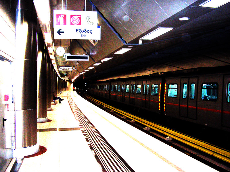 subway station. high contrast<br/>© <a href="https://flickr.com/people/46555783@N00" target="_blank" rel="nofollow">46555783@N00</a> (<a href="https://flickr.com/photo.gne?id=140449134" target="_blank" rel="nofollow">Flickr</a>)