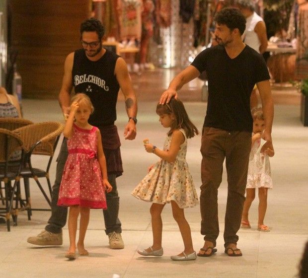 Cauã Reymond passeia com a filha Sofia em shopping carioca