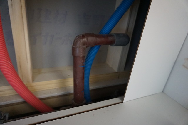 食洗機用の排水管です。この管の下部がシン...