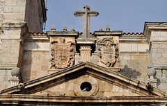 Roa (Burgos). Iglesia de la Asunción de Santa María. Portada. Escudos