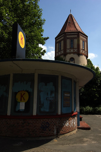 Wartehalle und Wasserturm • <a style="font-size:0.8em;" href="http://www.flickr.com/photos/69570948@N04/19321546964/" target="_blank">Auf Flickr ansehen</a>
