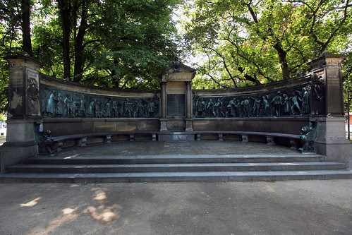 Kriegerdenkmal Schlossgarten (01) • <a style="font-size:0.8em;" href="http://www.flickr.com/photos/69570948@N04/19712782932/" target="_blank">Auf Flickr ansehen</a>