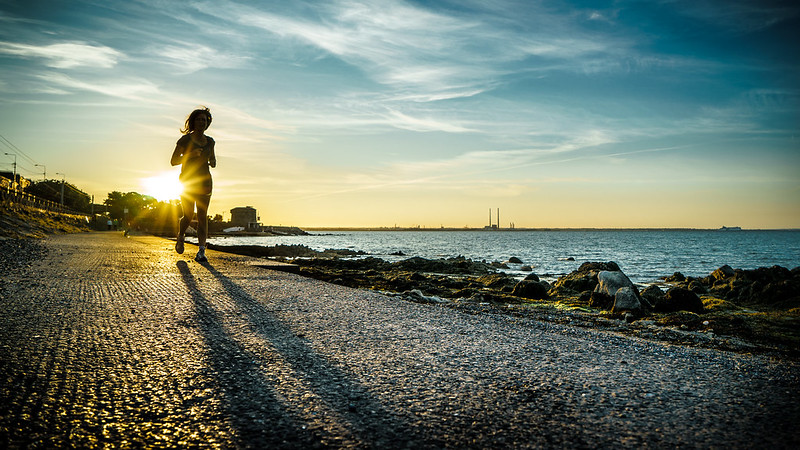 Running at sunset - Dublin, Ireland - Color street photography<br/>© <a href="https://flickr.com/people/87690240@N03" target="_blank" rel="nofollow">87690240@N03</a> (<a href="https://flickr.com/photo.gne?id=18553677950" target="_blank" rel="nofollow">Flickr</a>)