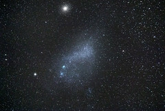 Anglų lietuvių žodynas. Žodis small magellanic cloud reiškia mažas magelano debesis lietuviškai.