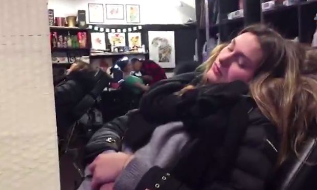 Xuxa e Sasha Meneghel fazem tatuagens juntas em Nova York