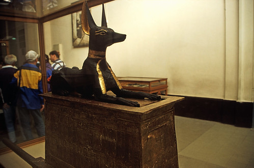 Ägypten 1999 (603) Kairo: Anubisschrein, Ägyptisches Museum • <a style="font-size:0.8em;" href="http://www.flickr.com/photos/69570948@N04/32081240085/" target="_blank">Auf Flickr ansehen</a>