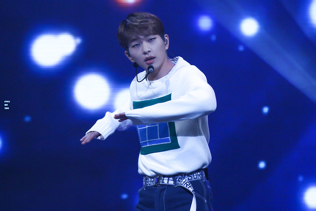 151125 Onew @ MBN Hero Concert 23208214282_786acaf688_z