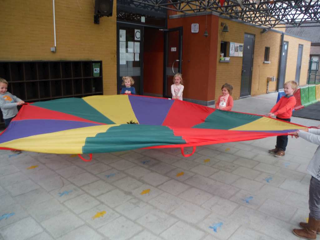 Sint Jozef   20KAB Zonneklas Parachutedans en spelen met klokjes