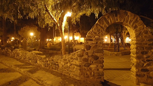 Plaza de Cachi, de noche