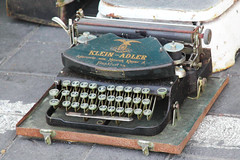 Anglų lietuvių žodynas. Žodis typewriter reiškia n  rašomoji mašinėlė 2 ret. = typist lietuviškai.