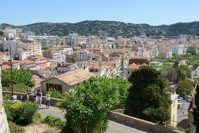 1005-20160524_Cannes-Cote d'Azur-France-view NE across City from upper Place of Old Town beside Eglise Notre Dames d'Esperance<br/>© <a href="https://flickr.com/people/25326534@N05" target="_blank" rel="nofollow">25326534@N05</a> (<a href="https://flickr.com/photo.gne?id=33261490725" target="_blank" rel="nofollow">Flickr</a>)