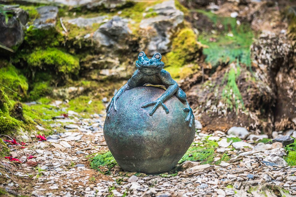 THE BALL KEEPS MOVING BY DEIDRE CROFTS [SCULPTURE IN CONTEXT 2015] REF-10805362