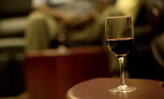 Anglų lietuvių žodynas. Žodis wine and dine reiškia vyno ir papietauti lietuviškai.