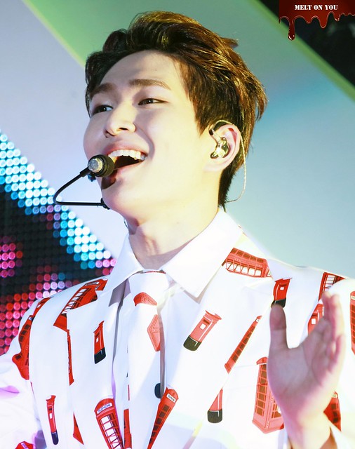 150816 Onew @ 'SHINee World Concert IV in Taipei' 20122917983_ff7fd4367d_z