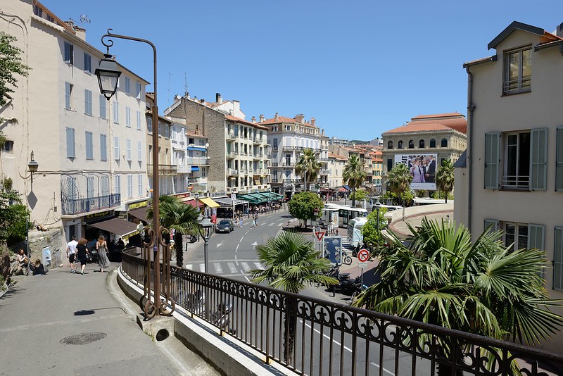 1098-20160524_Cannes-Cote d'Azur-France-view NE from Rue du Mont Chevalier to Rue Felix Faure<br/>© <a href="https://flickr.com/people/25326534@N05" target="_blank" rel="nofollow">25326534@N05</a> (<a href="https://flickr.com/photo.gne?id=33105814382" target="_blank" rel="nofollow">Flickr</a>)
