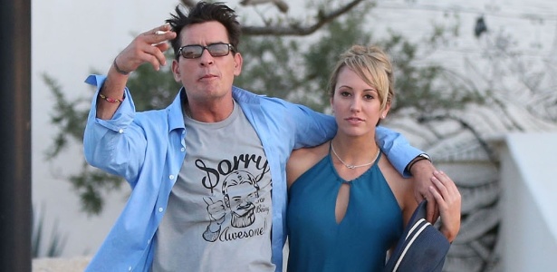 Ex-noiva processa Charlie Sheen após ator revelar vírus HIV