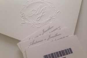 Convite de casamento de Fontenelle tem aroma da Chanel e código de barras