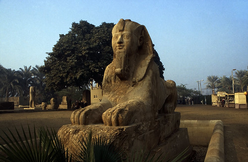 Ägypten 1999 (588) Kairo: Amenophis II.-Sphinx, Memphis • <a style="font-size:0.8em;" href="http://www.flickr.com/photos/69570948@N04/31610642910/" target="_blank">Auf Flickr ansehen</a>