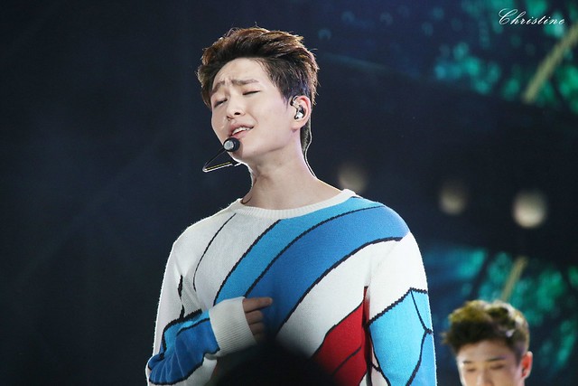 150816 Onew @ 'SHINee World Concert IV in Taipei' 20908762226_f6f52dce5c_z