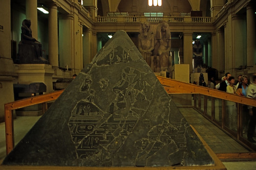 Ägypten 1999 (607) Kairo: Pyramidion, Ägyptisches Museum • <a style="font-size:0.8em;" href="http://www.flickr.com/photos/69570948@N04/31239703144/" target="_blank">Auf Flickr ansehen</a>