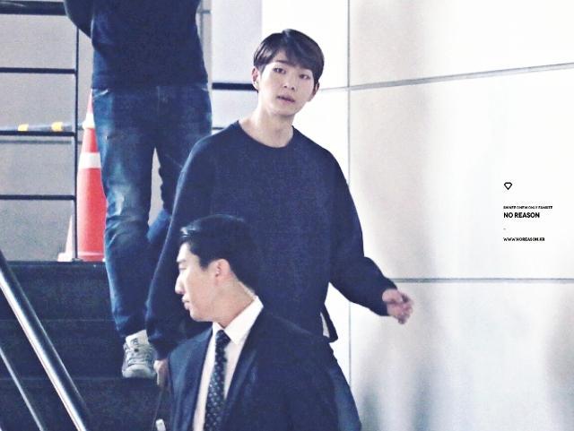 151017 Onew @ 'The Story by Jonghyun' 21628172884_c5f0c721ee_z