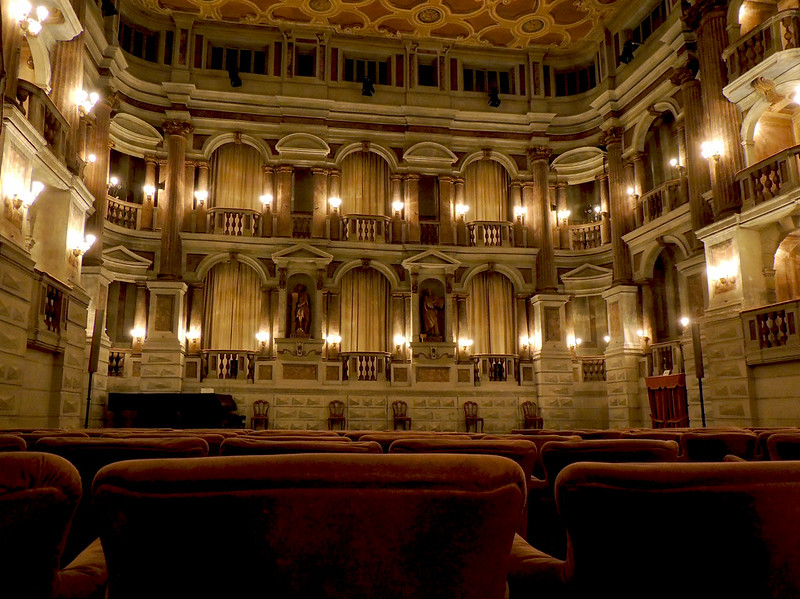 Mantova - Teatro Bibiena 1<br/>© <a href="https://flickr.com/people/7859200@N08" target="_blank" rel="nofollow">7859200@N08</a> (<a href="https://flickr.com/photo.gne?id=31416591743" target="_blank" rel="nofollow">Flickr</a>)