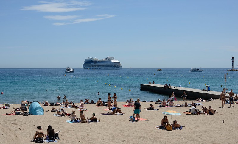 1140-20160524_Cannes-Cote d'Azur-France-view across Cannes Bay to cruise ship AIDA Stella<br/>© <a href="https://flickr.com/people/25326534@N05" target="_blank" rel="nofollow">25326534@N05</a> (<a href="https://flickr.com/photo.gne?id=32447395833" target="_blank" rel="nofollow">Flickr</a>)