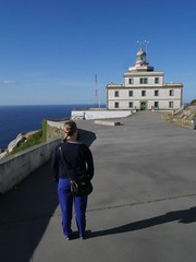 Anette infront of the lighthouse, Faro de Fisterra!