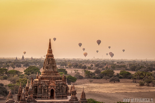 Wschód słońca nad Bagan