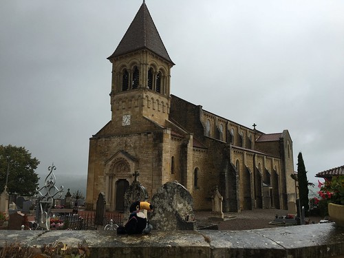 Devant l'église de Saint-Julien-de-Jonzy