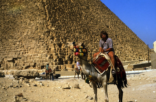Ägypten 1983 (30) Gizeh: Cheopspyramide • <a style="font-size:0.8em;" href="http://www.flickr.com/photos/69570948@N04/23042322206/" target="_blank">Auf Flickr ansehen</a>
