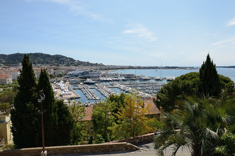 0999-20160524_Cannes-Cote d'Azur-France-view E from upper Place of Old Town across City and Marina<br/>© <a href="https://flickr.com/people/25326534@N05" target="_blank" rel="nofollow">25326534@N05</a> (<a href="https://flickr.com/photo.gne?id=33261481945" target="_blank" rel="nofollow">Flickr</a>)