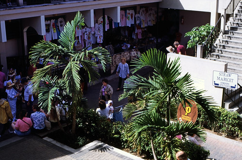 Bahamas 1988 (178) New Providence: Straw Market, Nassau • <a style="font-size:0.8em;" href="http://www.flickr.com/photos/69570948@N04/23711710781/" target="_blank">Auf Flickr ansehen</a>