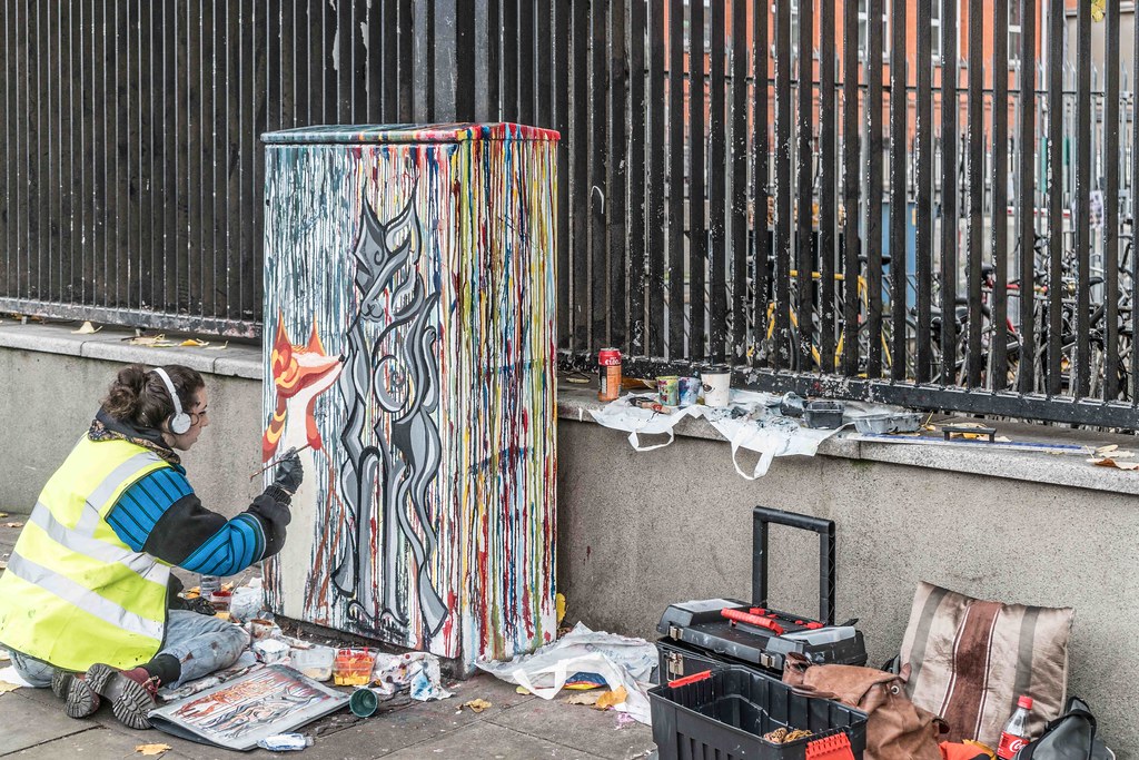 ARTIST AT WORK IN BOLTON STREET [DUBLIN CANVAS PAINT A BOX PROGRAMME]-109412